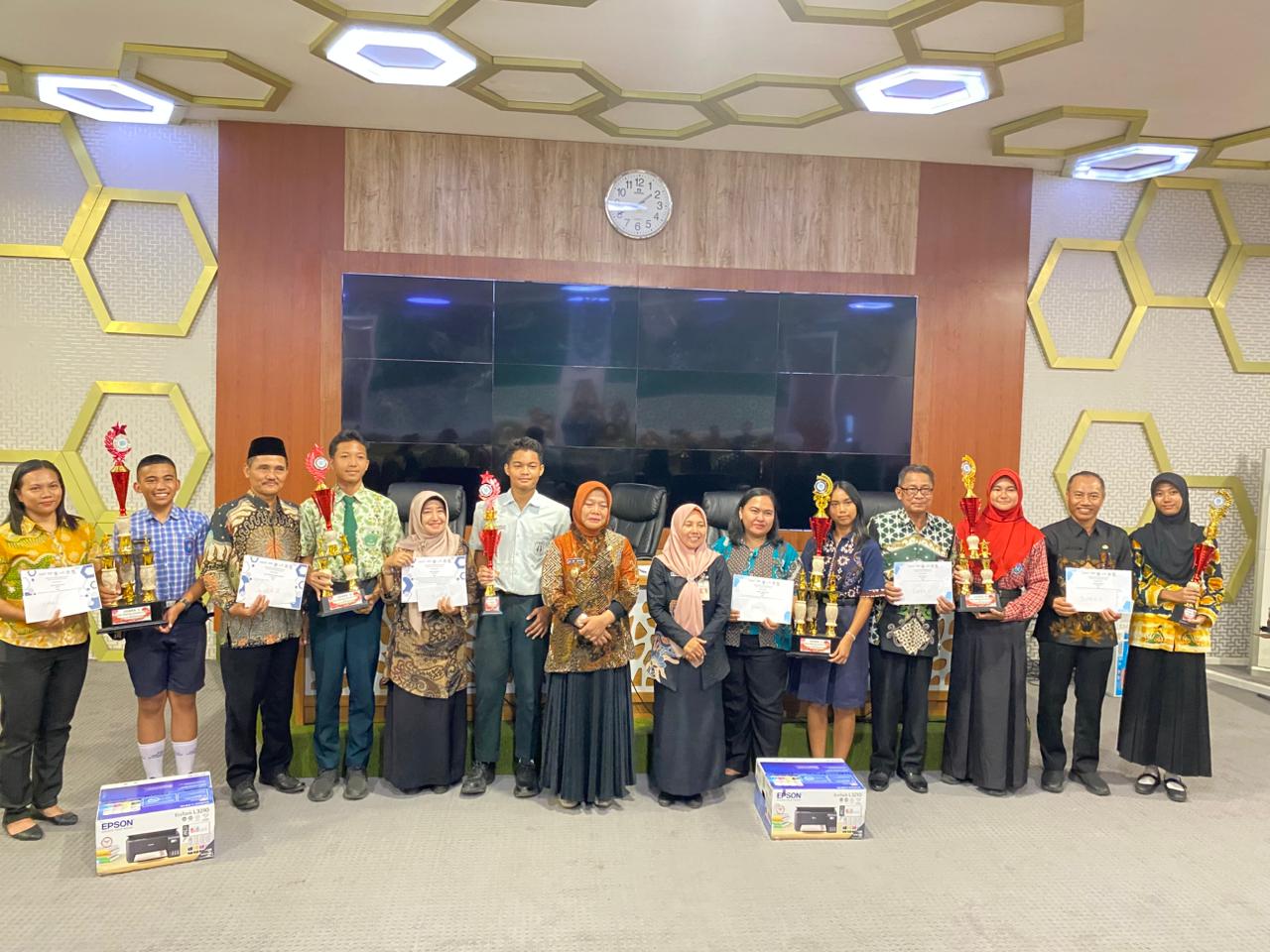 SMP Negeri 2 Probolinggo Raih Prestasi Lomba Gerak Jalan Putri Tingkat Kota